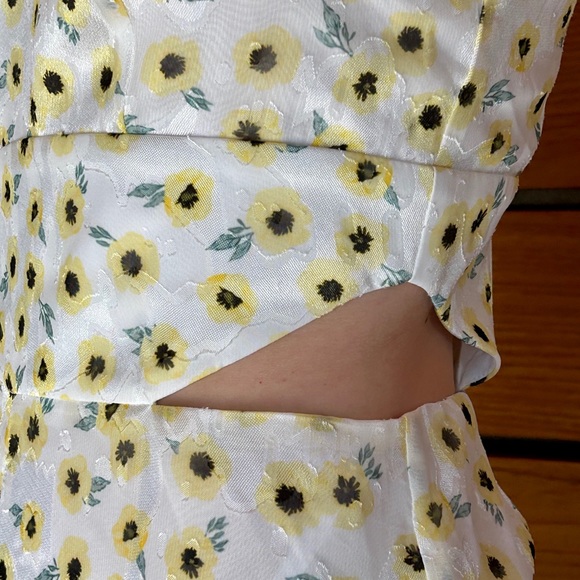 ✨Hutch (Anthropology)✨ Sweet & Chic Lightest Flower Romper - Picture 6 of 12